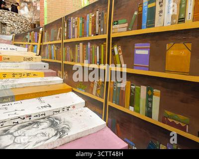 Scale dipinte come libri per bambini al Gamcheon Culture Village, Busan, Corea del Sud Foto Stock