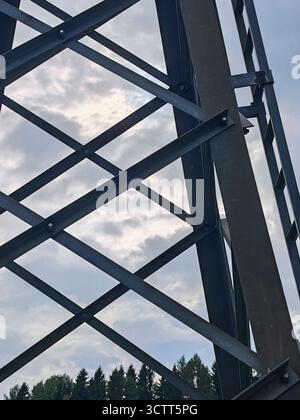 Gru da costruzione nell'industria edile, macchine pesanti in cantiere gru da costruzione nell'industria edile Foto Stock