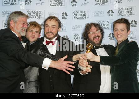 Bernard Hill, Dominic Monaghan, John Rhys Davis, Peter Jackson ed Elijah Wood da 'il Signore degli anelli' al Golden Globes 2004, Beverly Hilton Hotel, LA - gennaio 25 2004 Foto Stock