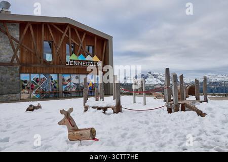 Schönau a. Königssee, Deutschland 08.10.2025: IM Bild: Blick auf die Jenneralm an der Bergstation der Jennerbahn oberhalb von Schönau am Königssee, aufgenommen am 8. Ottobre 2025. Der erste Schnee des Jahres Hat die Bergstation und den angrenzenden Spielplatz in eine weiße Winterlandschaft verwandelt. Im Hintergrund sind die verschneiten Gipfel der Berchtesgadener Alpen zu sehen ein früher Vorgeschmack auf die kommende Wintersaison a Bayern. Bayern *** Schönau a Königssee, Germania 08 10 2025 nella foto Vista del Jenneralm alla stazione a monte della Jennerbahn sopra Schönau am Königs Foto Stock