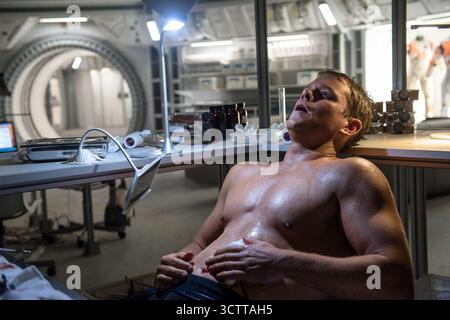 The Martian è un film di fantascienza del 2015 diretto da Ridley Scott, tratto da una sceneggiatura di Drew Goddard. Basato sull'omonimo romanzo del 2011 di Andy Weir e distribuito dalla 20th Century Fox, il film vede come protagonista Matt Damon. Jessica Chastain, Jeff Daniels e Kristen Wiig co-protagonisti, con Chiwetel Ejiofor, Sean Bean, Michael Peña, Kate Mara, Sebastian Stan e Mackenzie Davis in ruoli secondari Foto Stock
