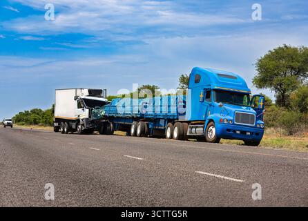 due camion merci si sono schiantati sull'incidente stradale danneggiato, trasporto africano Foto Stock