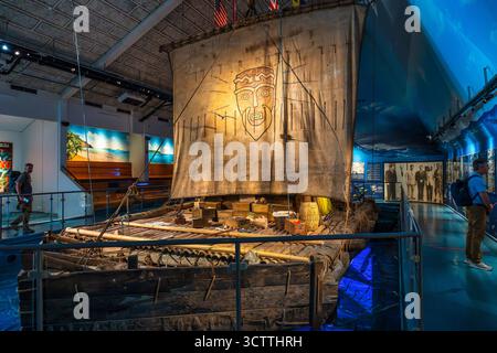La zattera in legno di balsa di Thor Heyerdahl Kon-Tiki in mostra al Museo Kon-Tiki sulla penisola di Bygdøy, nel fiordo Oslofjord interno, Oslo, Norvegia, Europa settentrionale Foto Stock