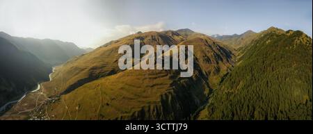 Vista aerea della luce del sole dorata che bacierà le aspre vette e le valli verdeggianti vicino a Dartlo, Kakheti, Georgia. Foto Stock