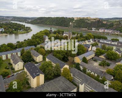 Veduta aerea della confluenza dei fiumi Reno e Mosella, con la Fortezza di Ehrenbreitstein che incombe sulla città, Coblenza, Renania-Palatinato, Germania. Foto Stock