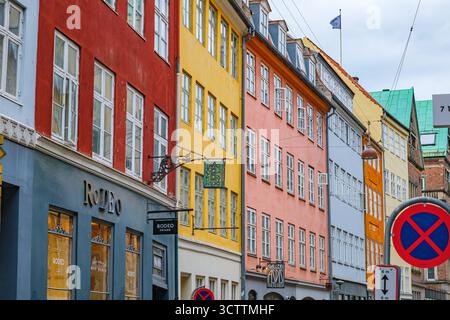 Colorati edifici danesi nella stretta strada pedonale del quartiere centrale di Copenaghen Foto Stock