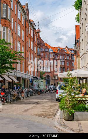 Edifici residenziali in mattoni rossi con ristoranti nel quartiere centrale di Copenhagen Foto Stock