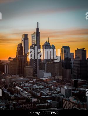 Vista aerea dei grattacieli che piangono il cielo crepuscolo, proiettando lunghe ombre sulle strade di Philadelphia, Pennsylvania, Stati Uniti. Foto Stock