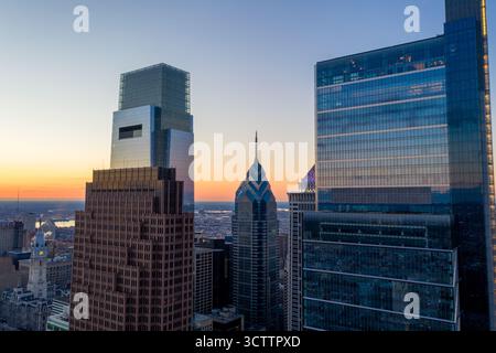 Vista aerea dei grattacieli che piangono il cielo crepuscolo, tra cui il Comcast Technology Center e One Liberty Place, Philadelphia, Pennsylvania, Stati Uniti. Foto Stock