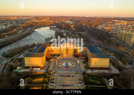 Veduta aerea del Philadelphia Museum of Art immerso nella calda luce del sole che tramonta, il fiume Schuylkill che si snoda dietro di esso, Philadelphia, Pennsylvania, Stati Uniti. Foto Stock