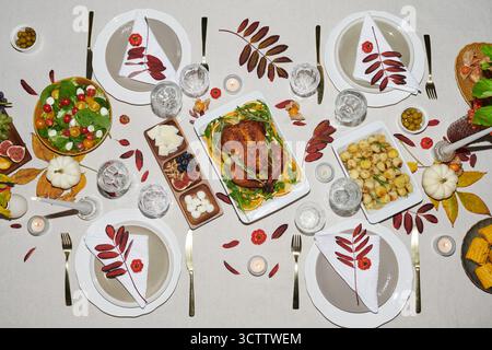 Vista dall'alto del tavolo della cena del giorno del Ringraziamento con tacchino arrosto e contorni Foto Stock