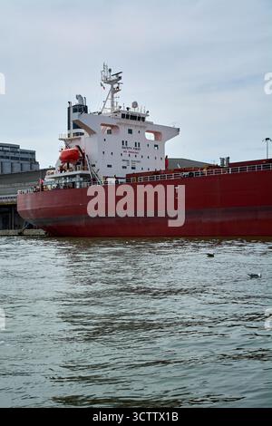 Venezia. Italia - 8 ottobre 2025: Il messaggio Safety First è in evidenza sulla sovrastruttura di una nave portarinfuse nel porto. Foto Stock