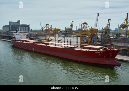 Venezia. Italia - 8 ottobre 2025: La portarinfuse Athina III è attraccata in un terminal per le cereali nel porto di Venezia, pronta per le operazioni di carico e scarico. Foto Stock