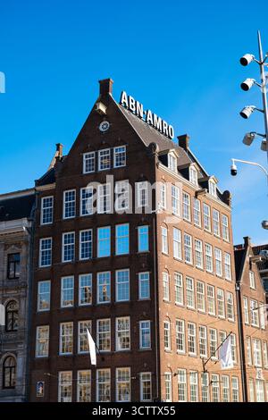 Amsterdam, Paesi Bassi, 29 agosto 2025. Ampio logo ABN AMRO Bank in cima a un vecchio edificio. Grandangolo, mirando verso l'alto, nessuna gente, cielo blu Foto Stock