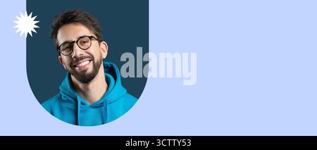 Collage di un uomo sorridente che indossa occhiali e una felpa con cappuccio blu con sfondo chiaro Foto Stock