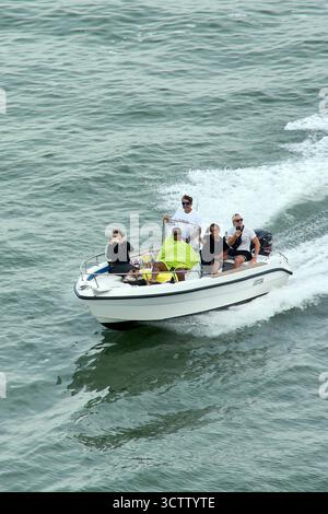 Venezia. Italia - 8 ottobre 2025: I visitatori esplorano la laguna che circonda Venezia in barca, un modo comune per vivere la città unica e storica. Foto Stock