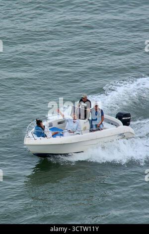 Venezia. Italia - 8 ottobre 2025: Una scena estiva di svago cattura la gioia delle vacanze e dell'amicizia con un cordiale gruppo di crociere sulle acque del Foto Stock