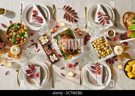 Vista dall'alto del tavolo da pranzo del giorno del Ringraziamento con tacchino arrosto Foto Stock