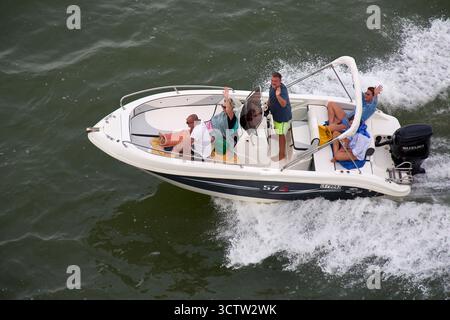 Venezia. Italia - 8 ottobre 2025: La nave da diporto rilancia gli spruzzi mentre naviga ad alta velocità, offrendo un'esperienza adrenalinica per ITS Foto Stock