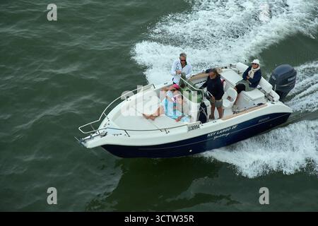 Venezia. Italia - 8 ottobre 2025: La nautica è un'attività popolare per le famiglie che esplorano Venezia, offrendo attrazioni divertenti e uniche ai passeggeri di tutte le ag Foto Stock