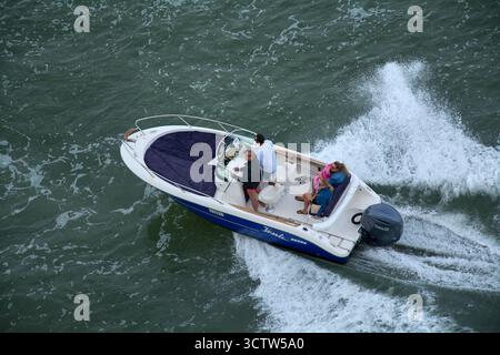 Venezia. Italia - 8 ottobre 2025: Veduta aerea di una nave da diporto con passeggeri, che illustra uno stile di vita di viaggi di gruppo, amicizia e l Foto Stock
