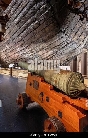 Lo scafo ricostruito della Batavia che affondò nel 1629 e uno dei suoi cannoni nel WA Shipwrecks Museum a Fremantle vicino a Perth nella regione SW di Foto Stock