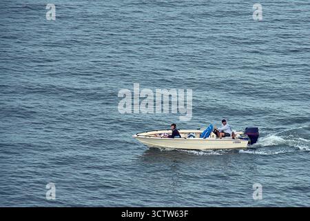 Venezia. Italia - 8 ottobre 2025: Una vista aerea cattura le dimensioni del paesaggio marino rispetto alla piccola imbarcazione, evocando una sensazione di potenza Foto Stock