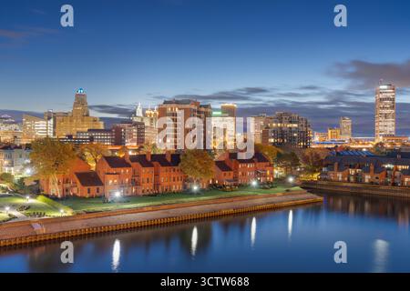 Buffalo, New York, USA, skyline della città dal porto turistico. Foto Stock