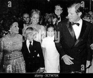 Washington, Stati Uniti d'America. 10 luglio 2009. Washington, DC - (FILE) -- il senatore degli Stati Uniti Edward M. "Ted" Kennedy (democratico del Massachusetts) e la sua famiglia arrivano per l'apertura del John F. Kennedy Center for the Performing Arts a Washington, DC l'8 settembre 1971. Da sinistra a destra: Mrs. Rose Kennedy, Edward M. Kennedy Jr., Mrs. Joan Kennedy, Kara Anne Kennedy, e senatore Kennedy.credito: Benjamin E. "Gene" forte/CNP/Sipa USA credito: SIPA USA/Alamy Live News Foto Stock
