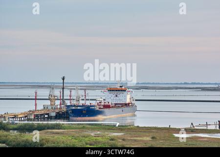 Venezia. Italia - 8 ottobre 2025: L'autocisterna per prodotti chimici e petroliferi Achessa viene rilevata durante le operazioni di movimentazione merci presso il terminal industriale di Foto Stock