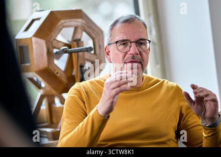 Berlino, Germania. 8 ottobre 2025. Il consulente Lutz Trabalski durante un'intervista con Deutsche Presse-Agentur. Crediti: Michael UKAS/dpa/Alamy Live News Foto Stock