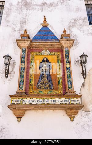 Un'arte murale religiosa sul muro di una chiesa a Cadice, Spagna in Europa. Foto Stock