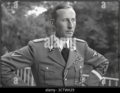 1940 HEYDRICH WAFFEN SS NAZI Reinhard Tristan Eugen Heydrich fu un ufficiale nazista tedesco di alto rango (particolarmente odioso) durante la seconda guerra mondiale, e un architetto principale dell'Olocausto. Fu SS-Obergruppenführer und General der Polizei e capo del Reich Main Security Office. Assassinato da coraggiosi combattenti di resistenza cechi 4 giugno 1942, Praga, Repubblica Ceca Foto Stock