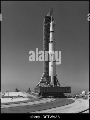 Il razzo spaziale Apollo 11 è stato il primo volo spaziale a far atterrare gli esseri umani sulla Luna, condotto dalla NASA dal 16 al 24 luglio 1969. L'Apollo 11 è stato lanciato da un razzo Saturn V dal Kennedy Space Center in Florida, il 16 luglio alle 13:32 UTC (9:32 EDT, ora locale). Era la quinta missione con equipaggio del programma Apollo. Il veicolo spaziale Apollo era costituito da tre parti: Il modulo di comando (cm), che ospitava i tre astronauti ed era l'unica parte a tornare sulla Terra; il modulo di servizio (SM), che forniva propulsione, energia elettrica, ossigeno e acqua al modulo di comando; e il modulo lunare (LM), Foto Stock