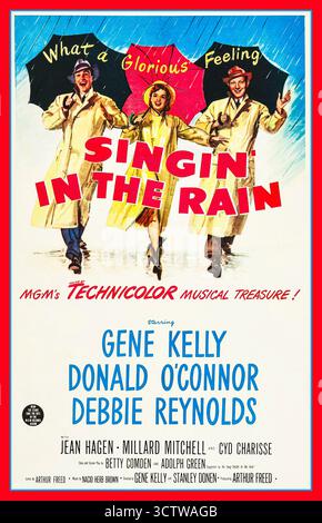 CANTA NELLA PIOGGIA poster cinematografico vintage del 1952 per la serie teatrale americana del film musicale del 1952 Singin' in the Rain., con Gene Kelly Donald o'Connor Debbie Reynolds oltre a Jean Hagen, Millard Mitchell, Rita Moreno e Cyd Charisse in ruoli secondari. Offre una rappresentazione spensierata di Hollywood alla fine degli anni '1920, con le tre stelle che ritraggono artisti coinvolti nella transizione dai film muti ai "sonori". Foto Stock