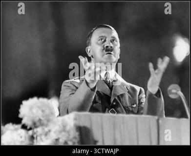 Adolf Hitler su un podio che tiene un discorso animato, gestendo con le mani con il microfono Germania nazista anni '1940 Adolf Hitler che tiene un discorso di propaganda su un podio, in uniforme militare Germania nazista Foto Stock
