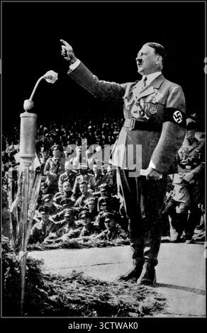 RALLY DI NORIMBERGA DISCORSO di HITLER 1934 discorso di Adolf Hitler, leader del partito nazista e Fuhrer di Germania, che fa un discorso appassionato con la mano rivolta, indossando uniforme militare con Croce di ferro e fascia da braccio Swastika. Il giorno in cui divenne comandante in capo delle forze armate tedesche naziste. Germania nazista 1934 Foto Stock