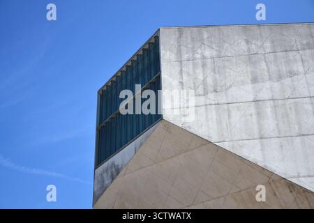Dettagli architettonici presso la sala concerti Casa da musica di Rem Koolhaas a Porto, Portogallo, soleggiata giornata estiva Foto Stock