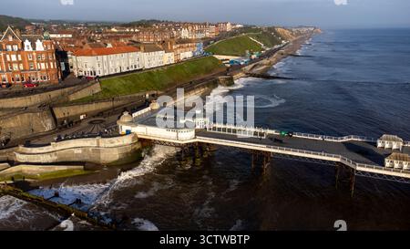Vista aerea del molo Cromer e del lungomare all'alba Foto Stock
