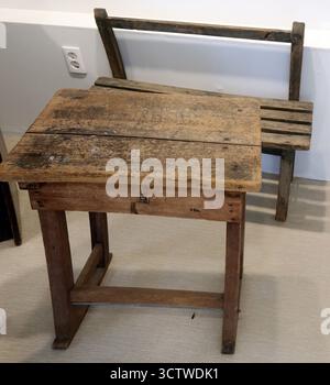 Una fotografia di una scrivania degli anni '1950 nel villaggio culturale ami-dong Tombstone vicino al villaggio culturale Gamcheon, Busan, Corea del Sud. Durante la guerra di Corea, i rifugiati si imbarcarono in un viaggio con nient'altro che oggetti di base per la casa. L'area montuosa ami-dong, un ex cimitero giapponese, fu abbandonata dopo la liberazione e gradualmente trasformata in un'area residenziale quando i rifugiati si stabilirono a Pusan. c. 1950. Foto Stock