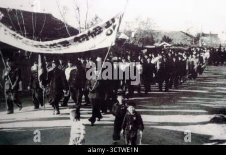 Una fotografia della manifestazione di massa durante le dimostrazioni guidate dagli studenti che si sono svolte a Gwangju, Corea del Sud, nel maggio 1980, contro il colpo di stato di Chun Doo-hwan. La rivolta è stata violentemente repressa dall'esercito sudcoreano, a partire da quando gli studenti della Chonnam National University che manifestavano contro la legge marziale sono stati licenziati, uccisi, picchiati e torturati. Questo evento è diventato un simbolo di resistenza contro il governo autoritario in Corea del Sud. Maggio 1980. Foto Stock