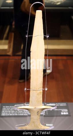 Una fotografia di un pugnale in pietra coreana dell'età del bronzo dalla collezione del Museo Nazionale di Gyeongju. L'età del bronzo in Corea è spesso considerata iniziata intorno al 900-800 a.C., anche se la transizione all'età del bronzo potrebbe essere iniziata già nel 2300 a.C. Questo periodo è cruciale per comprendere l'emergere di strumenti e armi in bronzo, così come lo sviluppo di società più complesse. c. 800 a.C. Foto Stock