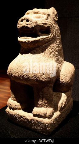 Una figura guardiana di leone di pietra, originaria di Gyo-dong, Gyeongju, Corea del Sud, parte della collezione del Museo Nazionale di Gyeongju. Scolpita durante il periodo Unified Silla (dal vi al IX secolo), questa imponente scultura sarebbe servita a scongiurare gli spiriti maligni e proteggere gli spazi sacri. Il periodo Silla unificato (668-935 d.C.) fu segnato dall'unificazione dei tre Regni e dalla fioritura dell'arte e della cultura buddista. c. 750 CE. Foto Stock