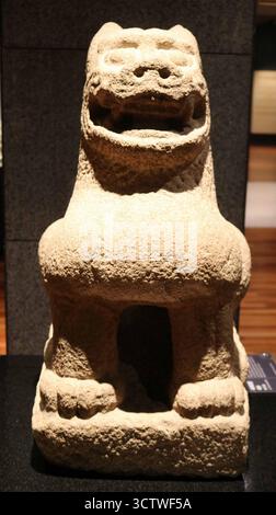 Una figura guardiana di leone di pietra, originaria di Gyo-dong, Gyeongju, Corea del Sud, parte della collezione del Museo Nazionale di Gyeongju. Scolpita durante il periodo Unified Silla (dal vi al IX secolo), questa imponente scultura sarebbe servita a scongiurare gli spiriti maligni e proteggere gli spazi sacri. Il periodo Silla unificato (668-935 d.C.) fu segnato dall'unificazione dei tre Regni e dalla fioritura dell'arte e della cultura buddista. c. 750 CE. Foto Stock