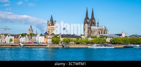 Panorama panoramico di Colonia, Germania, con cattedrale di Colonia, fiume Reno, chiese, case e barche Foto Stock