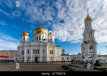 Vista esterna della Cattedrale ortodossa russa della Natività della Beata Vergine Maria a Rostov-sul-Don, oblast di Rostovskaja, Federazione della Russia Foto Stock