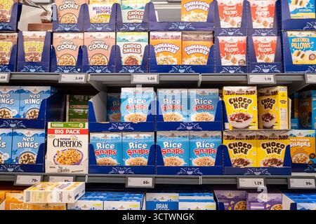 Confezioni colorate scatole di vari marchi di cerali da colazione esposte all'interno di un negozio Lidl in Inghilterra nel Regno Unito. Foto Stock