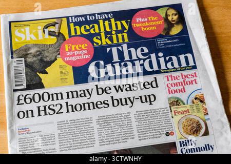30 settembre 2023. Il titolo della prima pagina del Guardian dice che 600 milioni di sterline potrebbero essere sprecati con l'acquisto di abitazioni HS2. Foto Stock