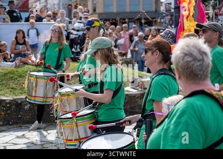 La Newquay Samba Band si esibisce in un festival a Newquay in Cornovaglia in Inghilterra nel Regno Unito. Foto Stock