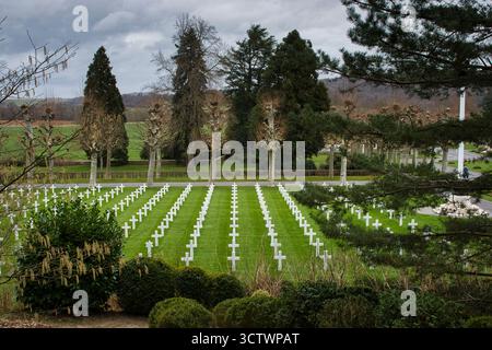 Belleau, Francia - 20 febbraio 2022: Affacciato sulle tombe del cimitero americano Aisne-Marne in una nuvolosa giornata invernale in Francia. Foto Stock